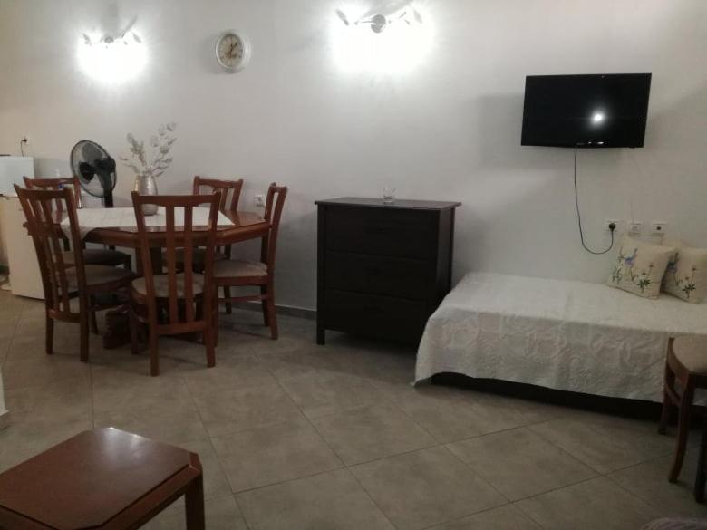 Maria'S Cozy Basement Studio ! Volos Luaran gambar